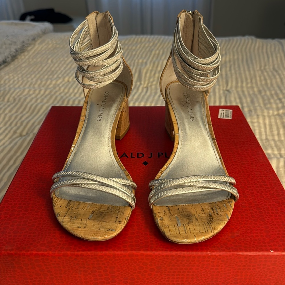 Donald J Pliner Essie-10CD Silver Metallic Cork sandals. Size 8M.